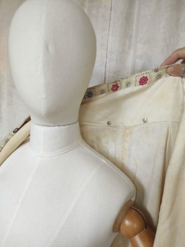 Photo de l'arrière du col d'un kimono traditionnel en soie sur lequel sont cousus des boutons-pression