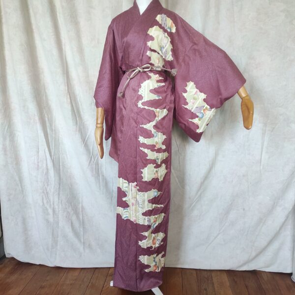 Image globale d'un kimono japonais violet en soie sur lequel est peint des motifs japonais