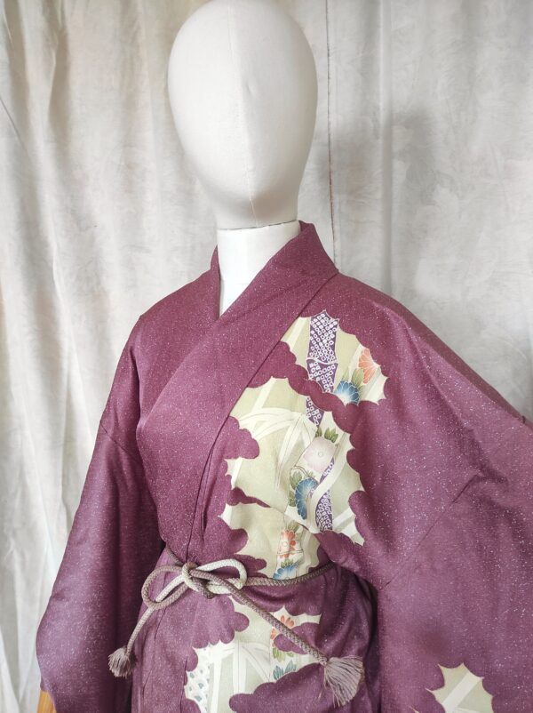 Photo du haut d'un kimono japonais en soie comportant des motifs de bambous et de fleurs japonaises peintes à la main