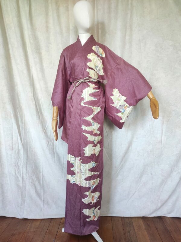 Photo globale d'un kimono en soie violet ayant des peintures de bambous, vagues et fleurs japonaises traditionnelles