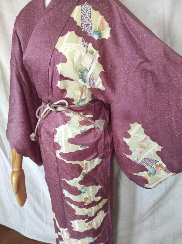 Image d'un kimono japonais en soie ayant des peintures de motifs traditionnels faits par un artisan japonais