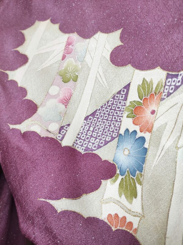 Photo détaillé d'un kimono japonais de soie sur lequel est peint à la main par un artisan une peinture japonaise