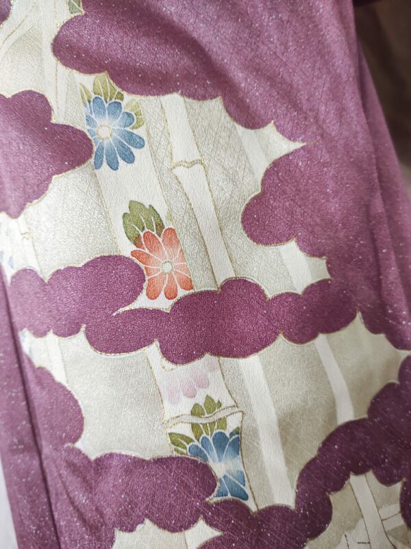 Détail d'un kimono japonais en soie sur lequel est peint un paysage japonais traditionnel