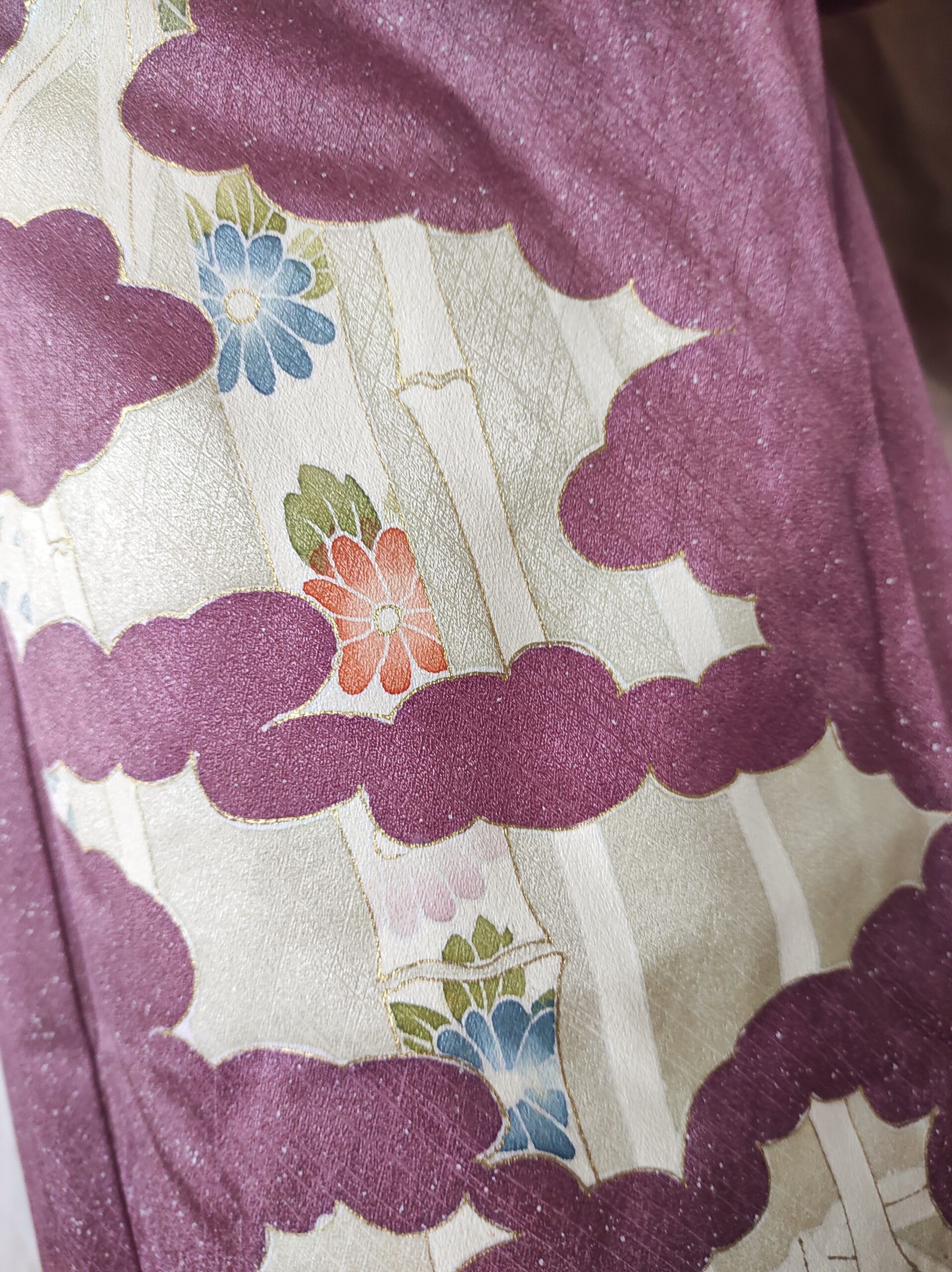 Détail d'un kimono japonais en soie sur lequel est peint un paysage japonais traditionnel