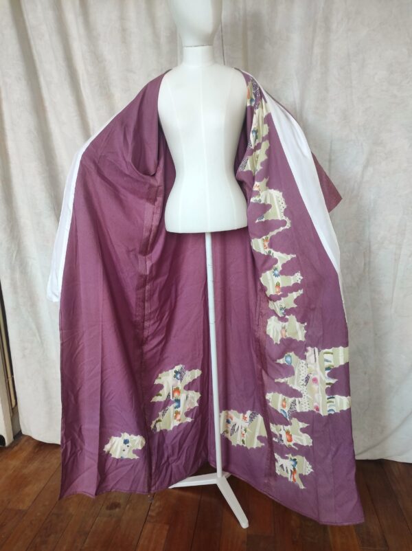 Photo d'un kimono japonais traditionnel violet et peint à la main porté ouvert par un mannequin couture