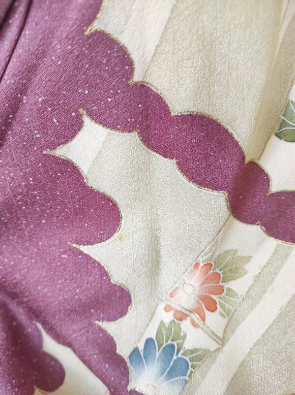 Image rapprochée d'un pan de kimono en soie peint à la main par un artisan japonais