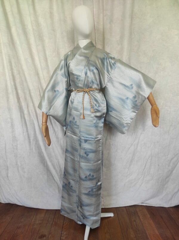 Image globale d'un kimono japonais traditionnel vintage en soie bleue porté par un mannequin couture