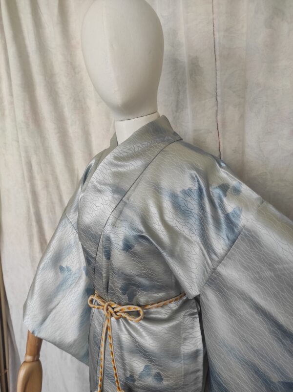 Photographie du haut d'un kimono japonais traditionnel en soie damassée bleu argentée et peint par un artisan