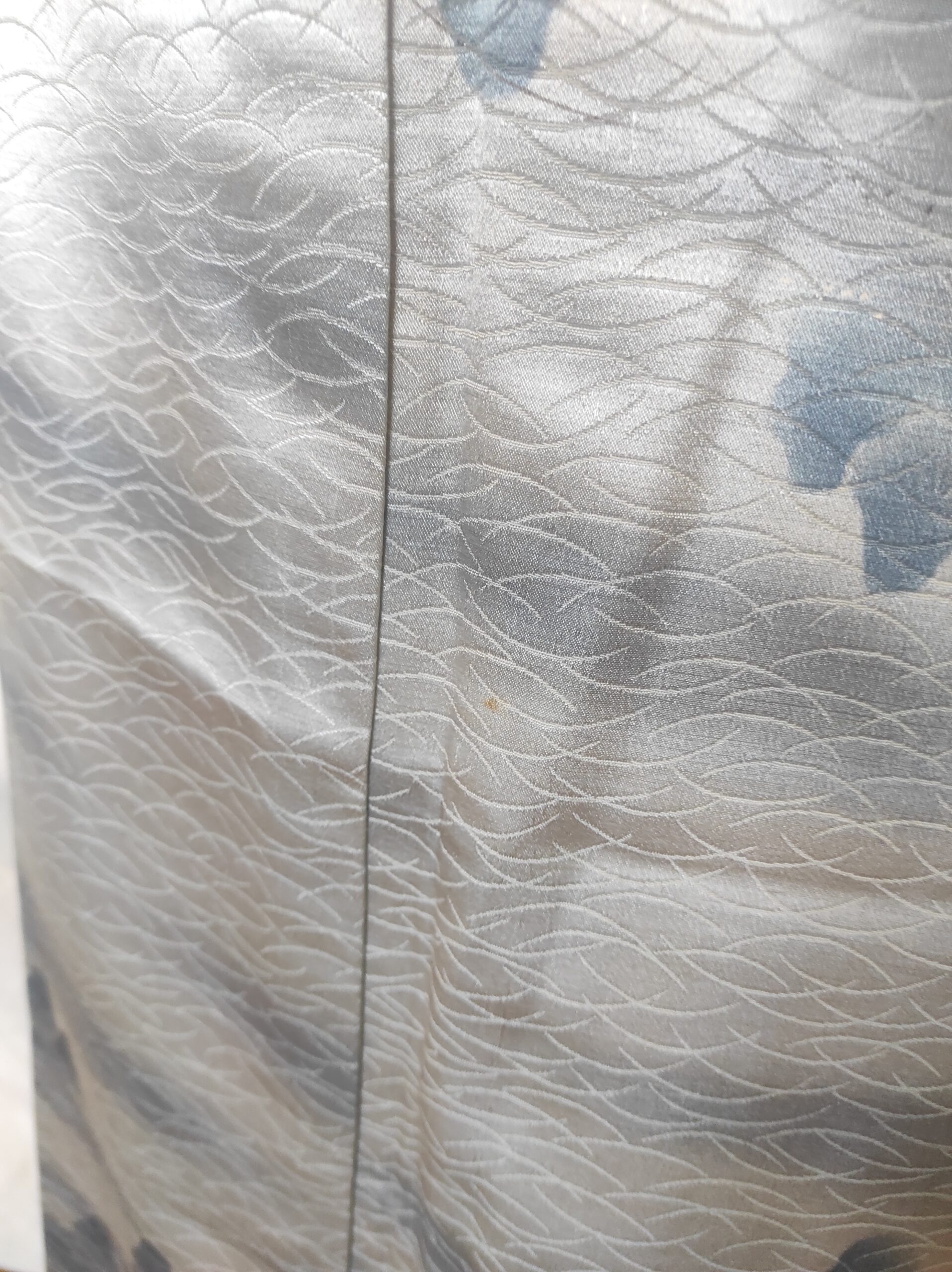 Photo rapprochée du bas d'un kimono japonais fait de soie damassée par un artisan