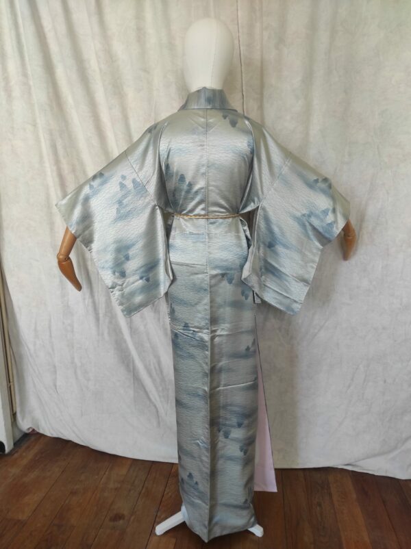 Kimono japonais en soie peint à la main par un artisan sur mannequin de dos