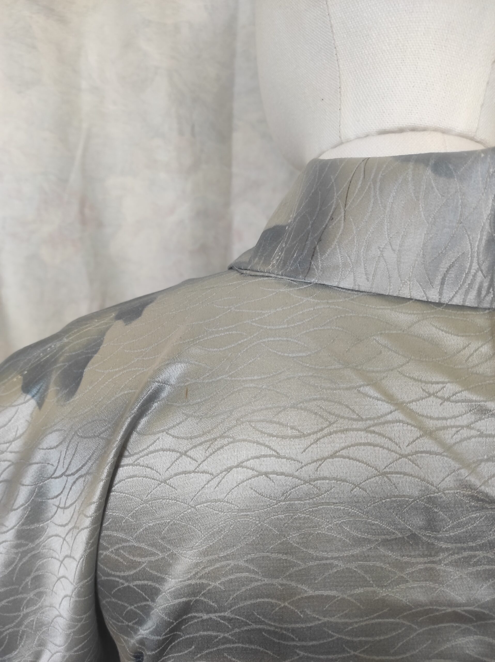 Photo du col d'un kimono en soie bleu et argenté et aux motifs d'herbes traditionnelles japonaises