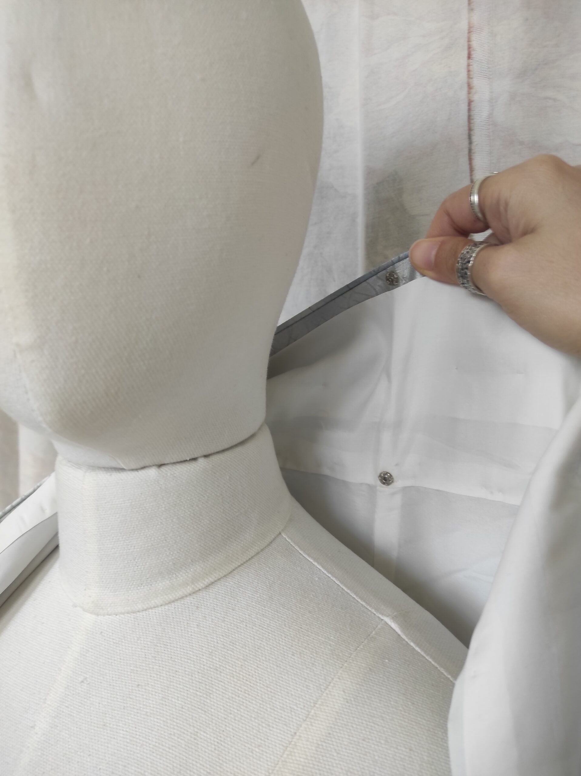 Image du col d'un kimono de soie bleu, de sa doublure blanche et de ses boutons-pression