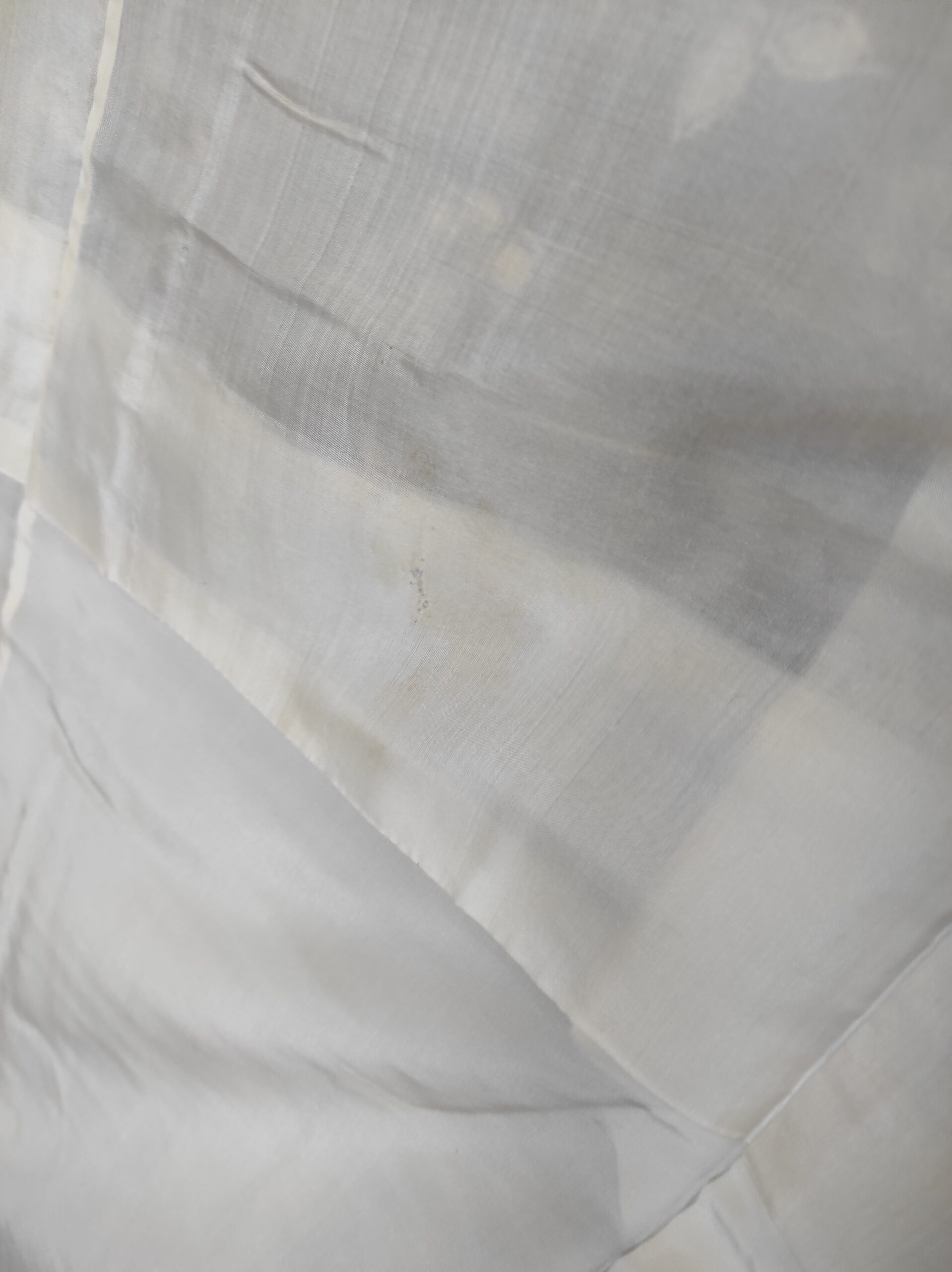 Photographie de la doublure en soie blanche d'un kimono artisanal nippon