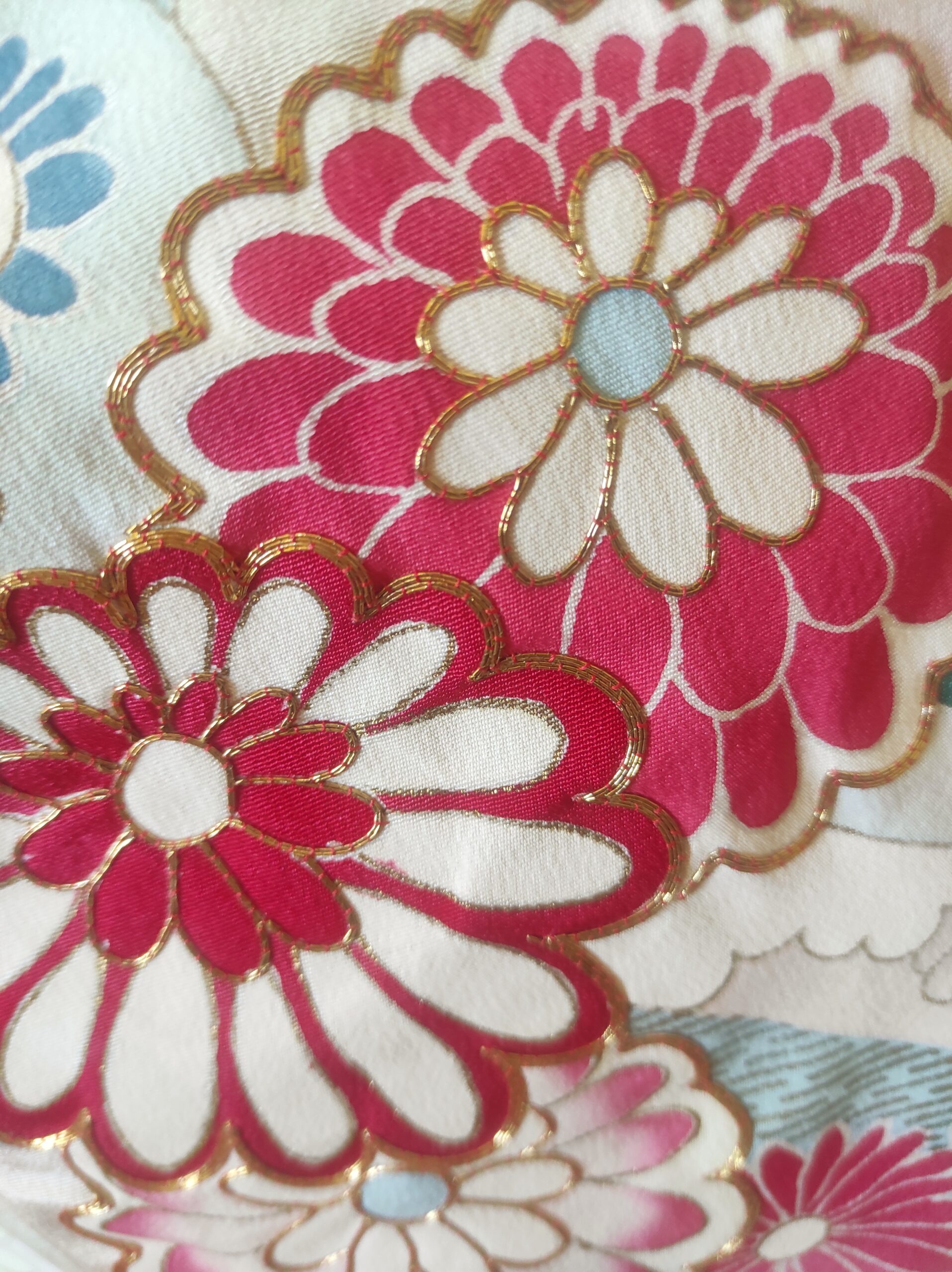Photo d'un détail de kimono japonais traditionnel fait de soie peinte et brodée à la main avec du fil d'or