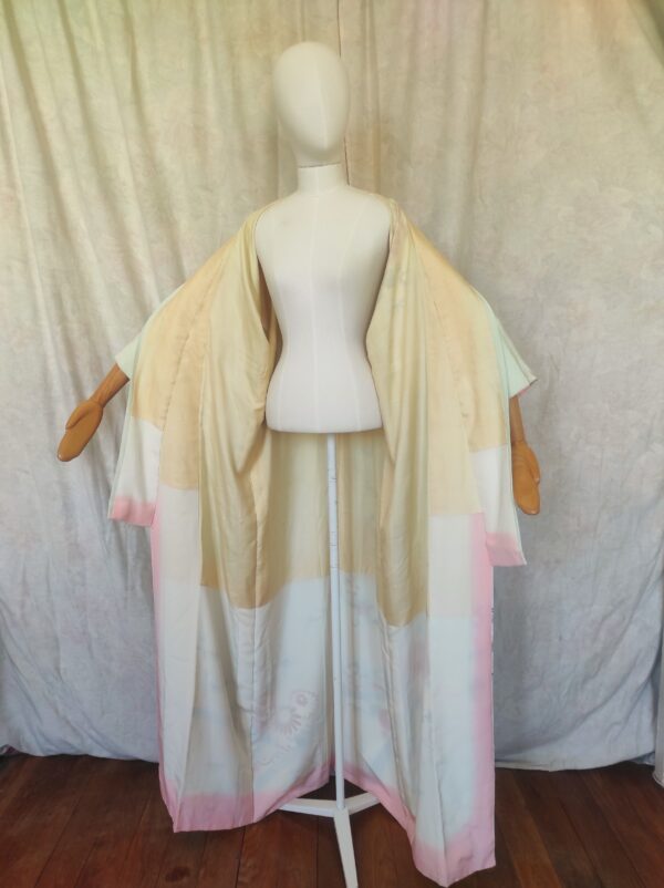 Photo d'un kimono porté par un mannequin et de sa doublure de soie crème et rose en tie & dye