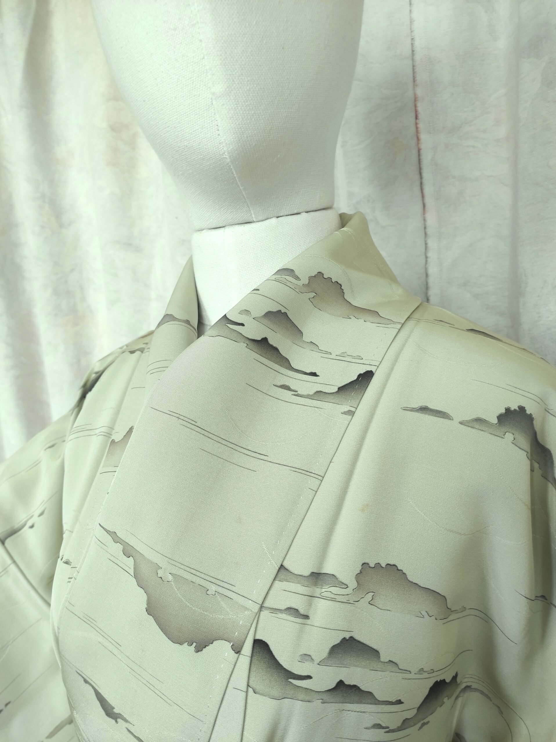 Photo du col d'un kimono japonais vintage de soie vert d'eau et de peintures sur soie faite main par un artisan