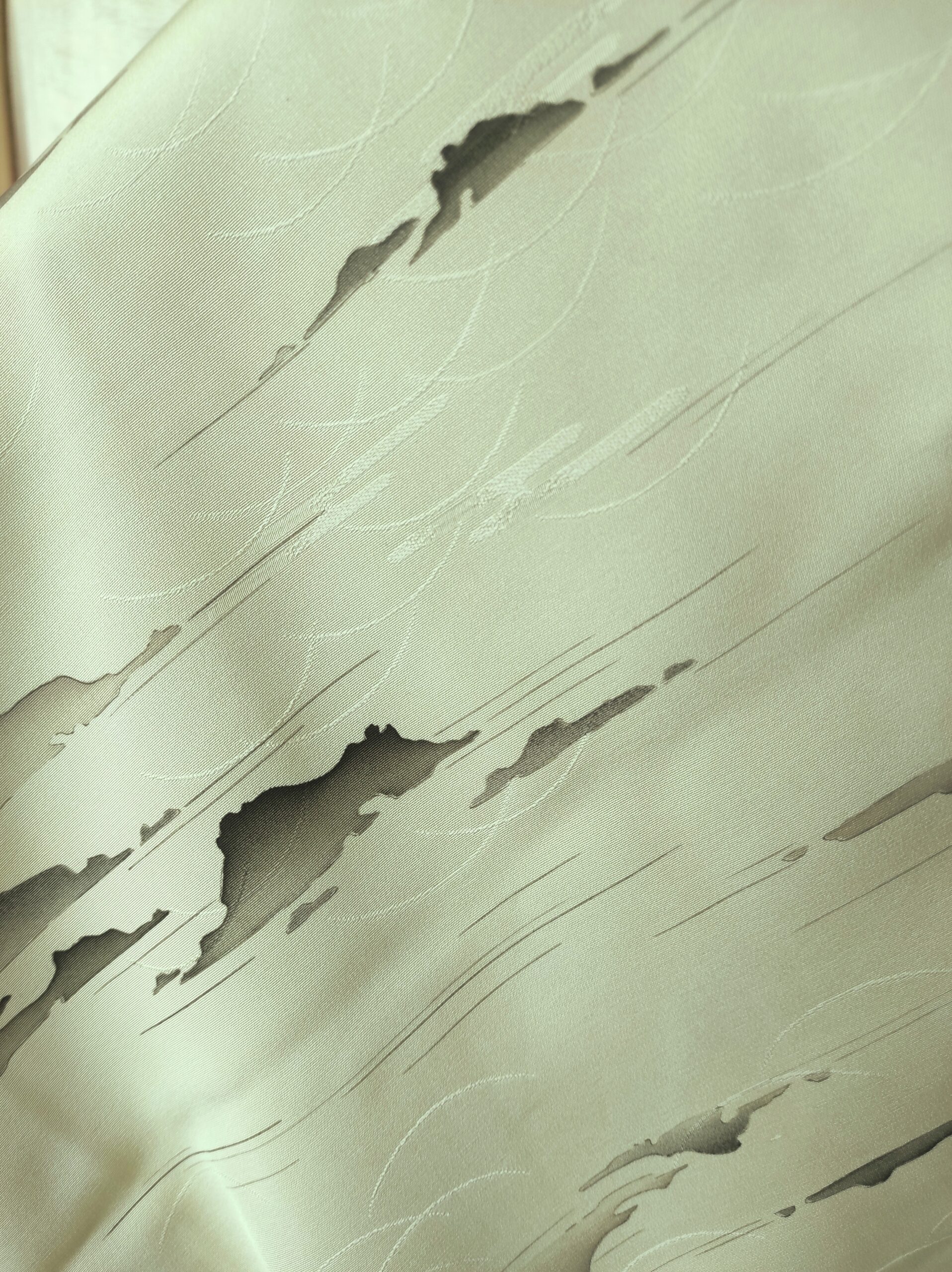 Photo détaillé du kimono de soie damassée verte et de ses peintures artisanales de mers de nuages