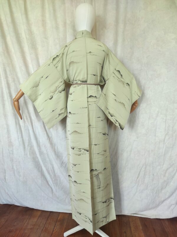 Photographie de l'arrière d'un kimono de soie verte et de sa peinture sur soie faite par un artisan japonais