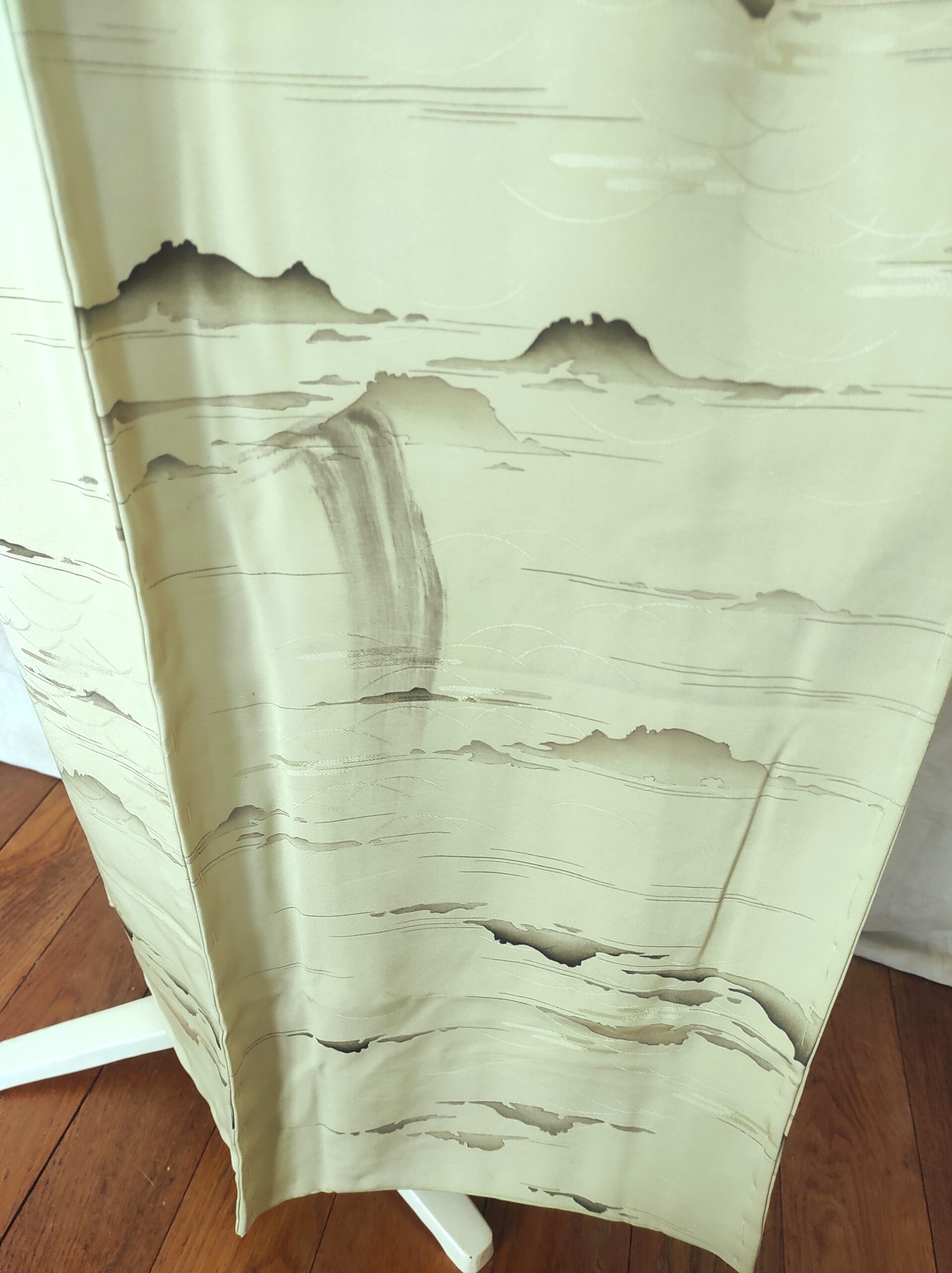 Photographie de l'arrière d'un kimono japonais vintage en soie verte et de ses peintures de paysages traditionnels faits main