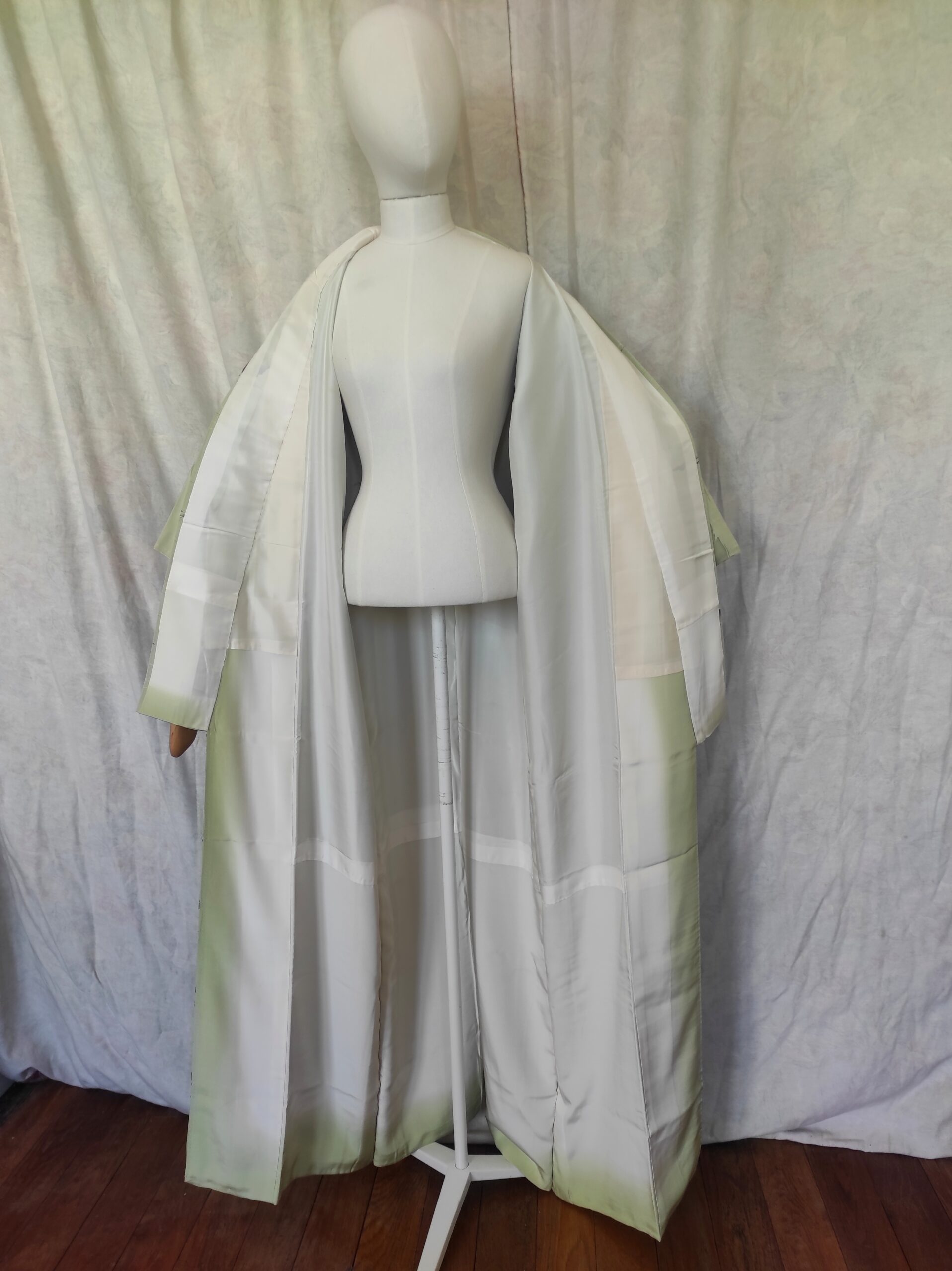 Photo d'un kimono de soie vert dont la doublure est faite de soie blanche et d'un tie & dye réalisé par un artisan japonais