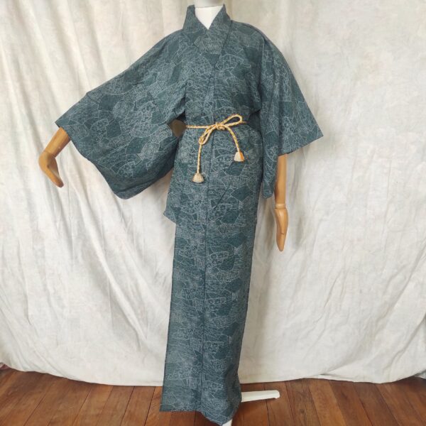 Photo d'un kimono japonais traditionnel en laine bleu turquoise et blanche