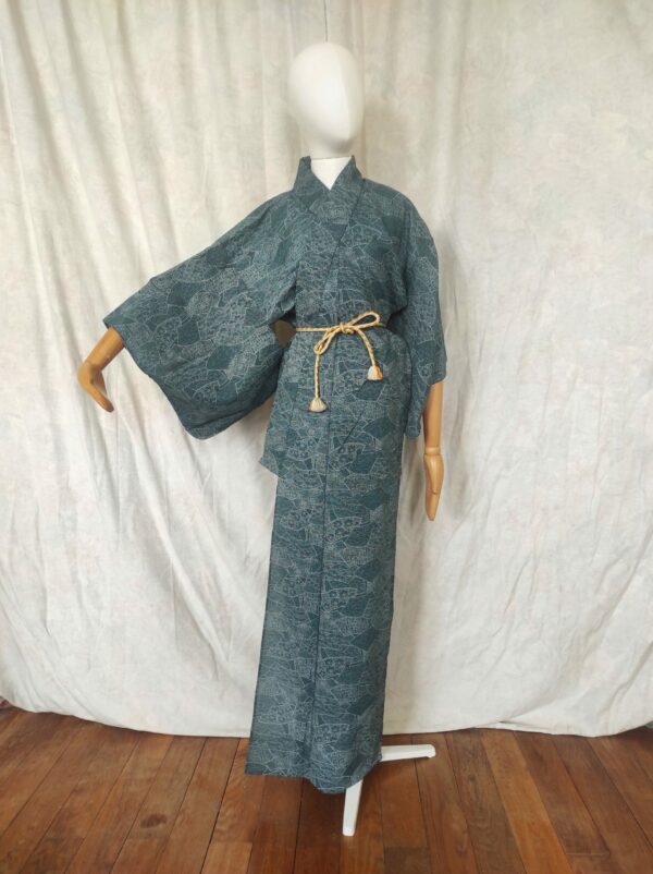 Photo globale d'un kimono de laine bleu composé de motif traditionnels et porté par un mannequin couture