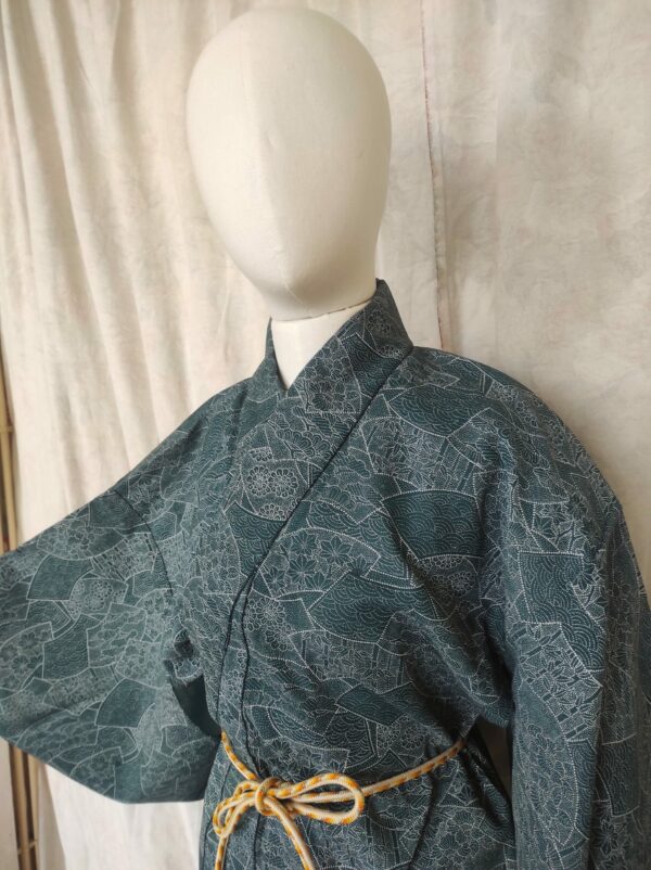 Photo d'un mannequin couture portant un kimono vintage japonais fait de laine bleue