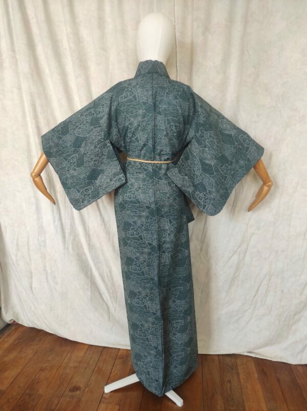 Photo d'un kimono de dos composé de laine bleu et représentant des motifs traditionnels nippons