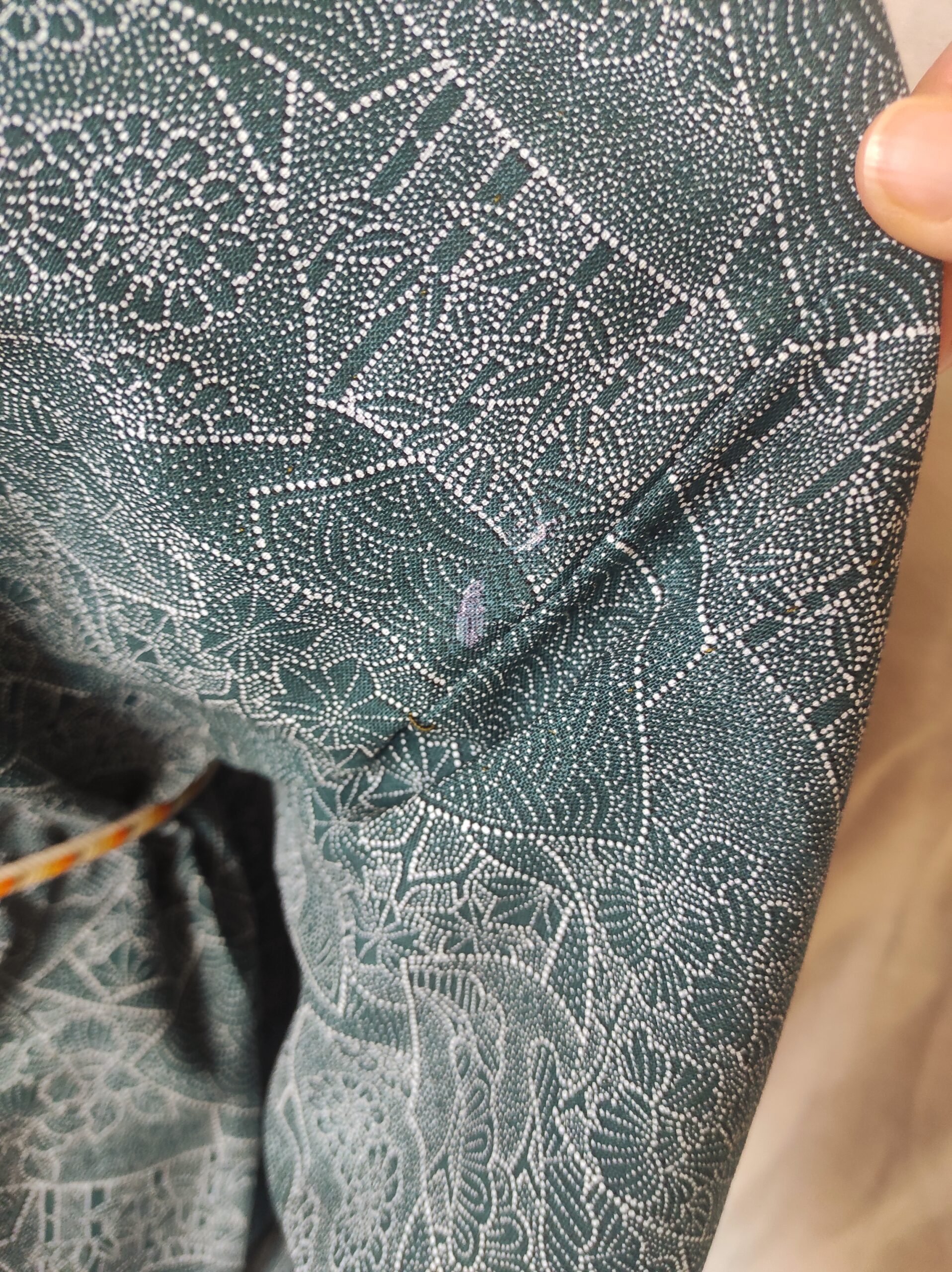 Photo rapprochée des motifs traditionnels d'un kimono de laine vintage (bambous, chrysanthèmes, vagues...)