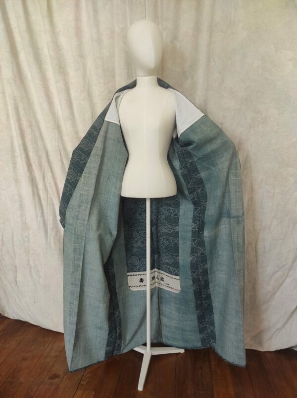 Photo d'un kimono de laine bleu ouvert et porté par un mannequin couture