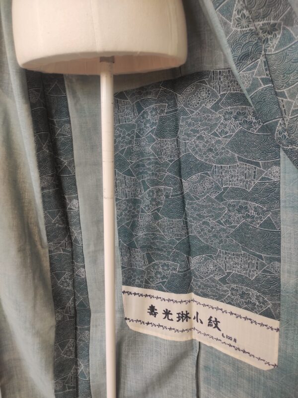 Photo détaillée de l'intérieur d'un kimono en laine bleu et de sa doublure
