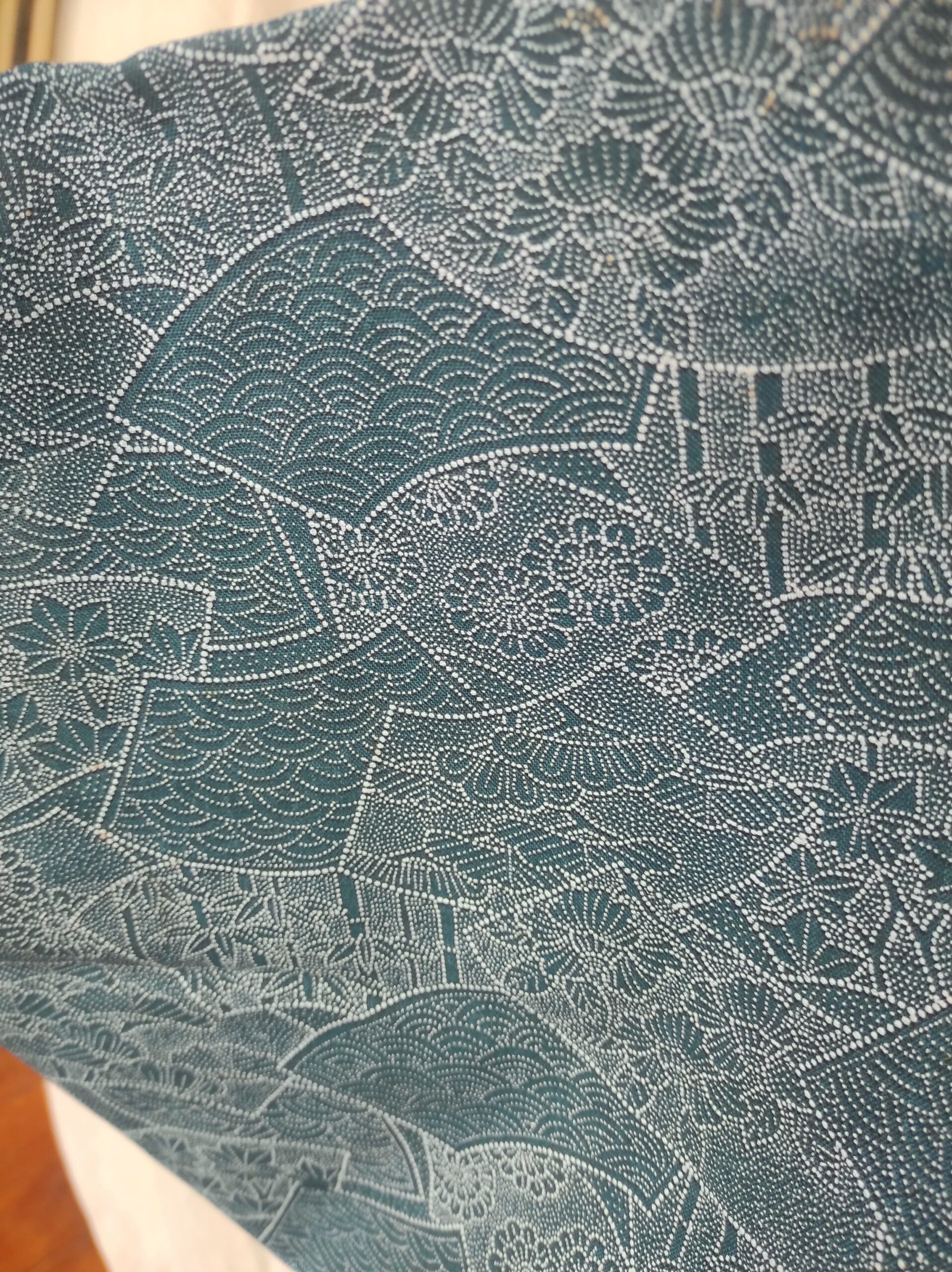 Photo détaillée des motifs du kimono de laine bleu (chrysanthèmes, nuages, vagues, camélias, bambous)
