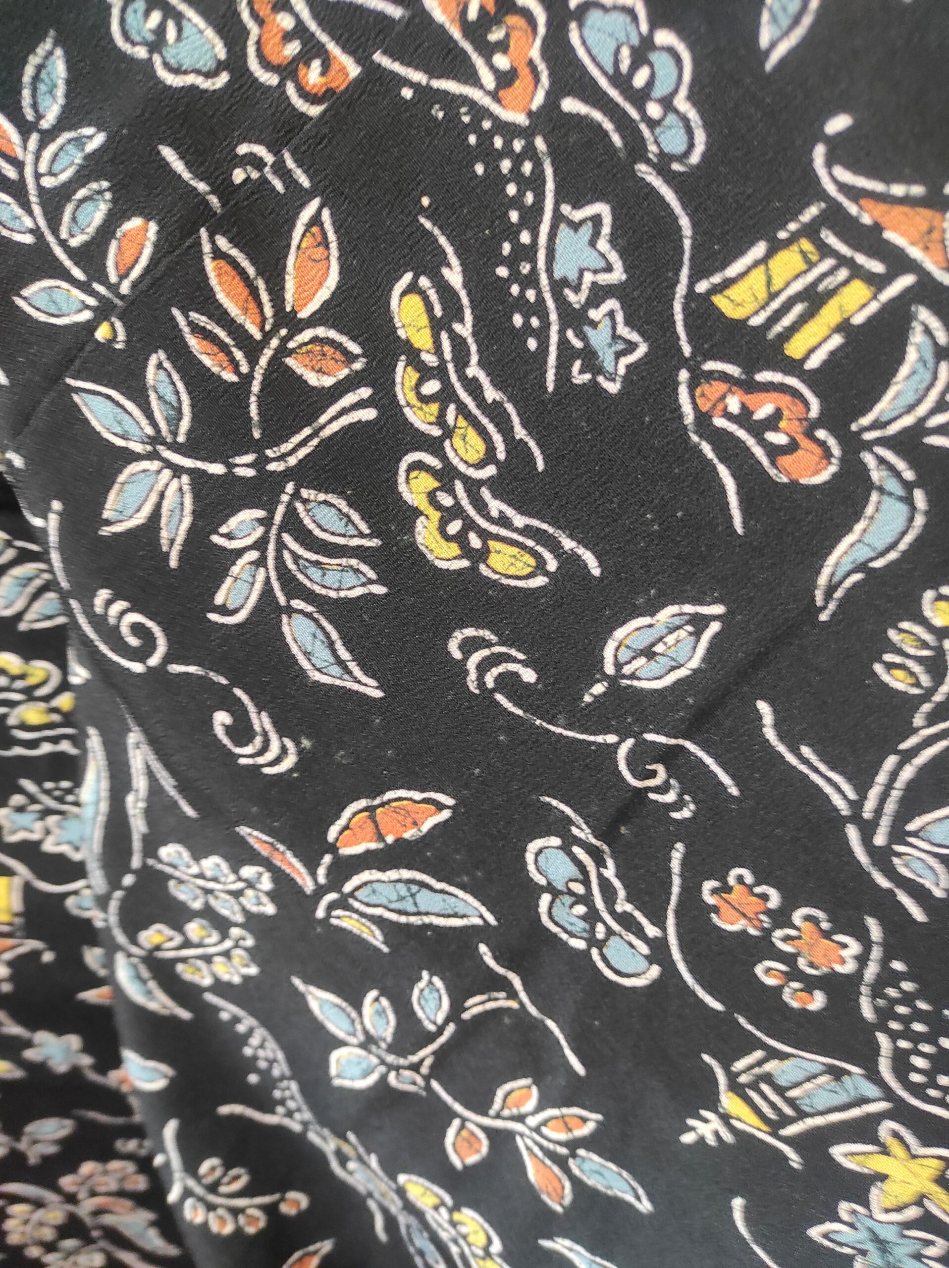Photo close-up du kimono noir en soie et aux motifs traditionnels japonais