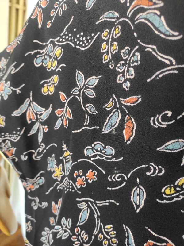 Photo rapproché d'un kimono de soie peinte à la main par un artisan japonais