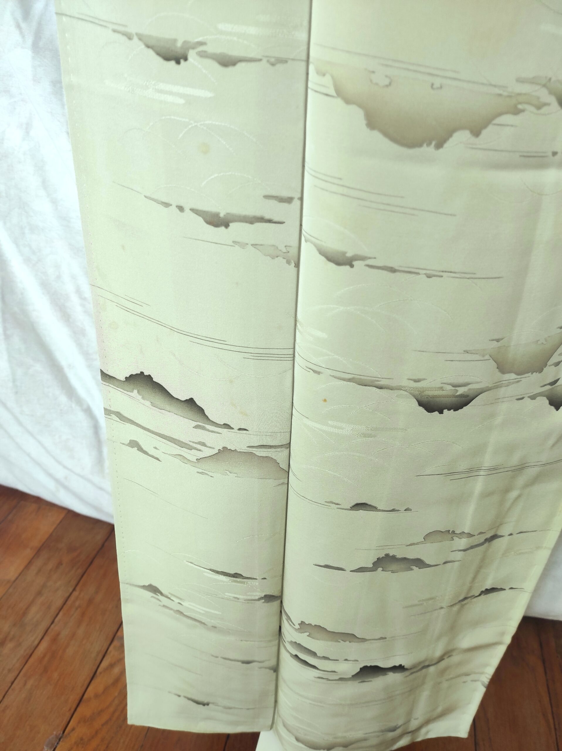 Image du bas d'un kimono japonais vintage fait de soie verte et de peinture à la main grâce à de l'encre