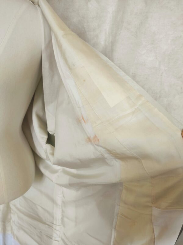 Photo rapprochée de la doublure d'un kimono en soie, tissu de couleur crème