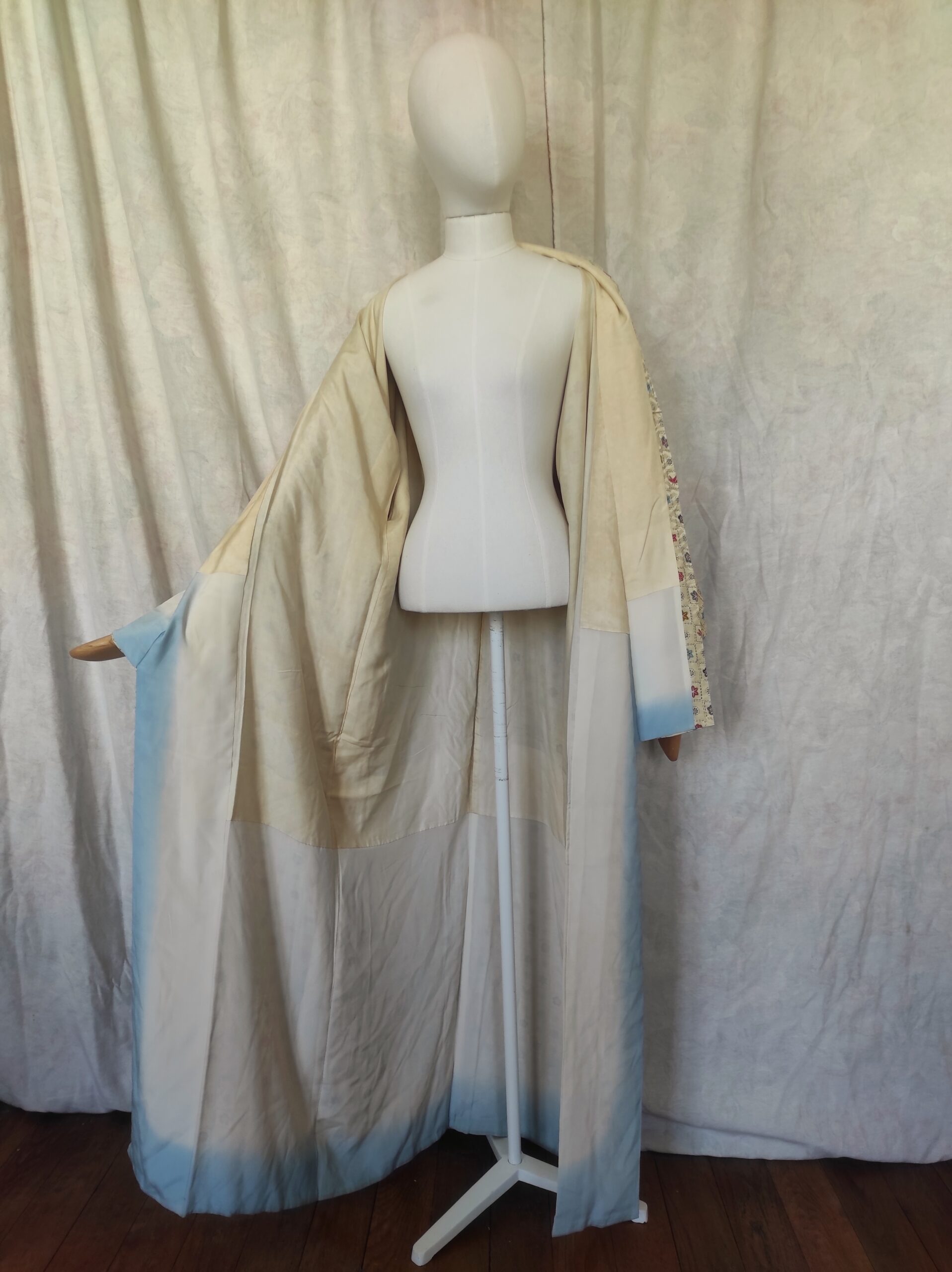 Photo de la doublure intérieure d'un kimono de soie, soie crème, blanche et tie & dye bleu