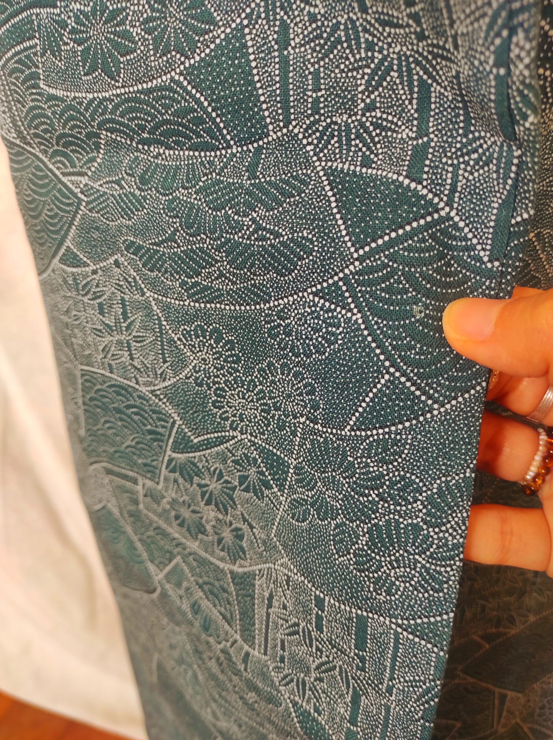 Photo rapprochée des motifs traditionnels du kimono de laine bleue