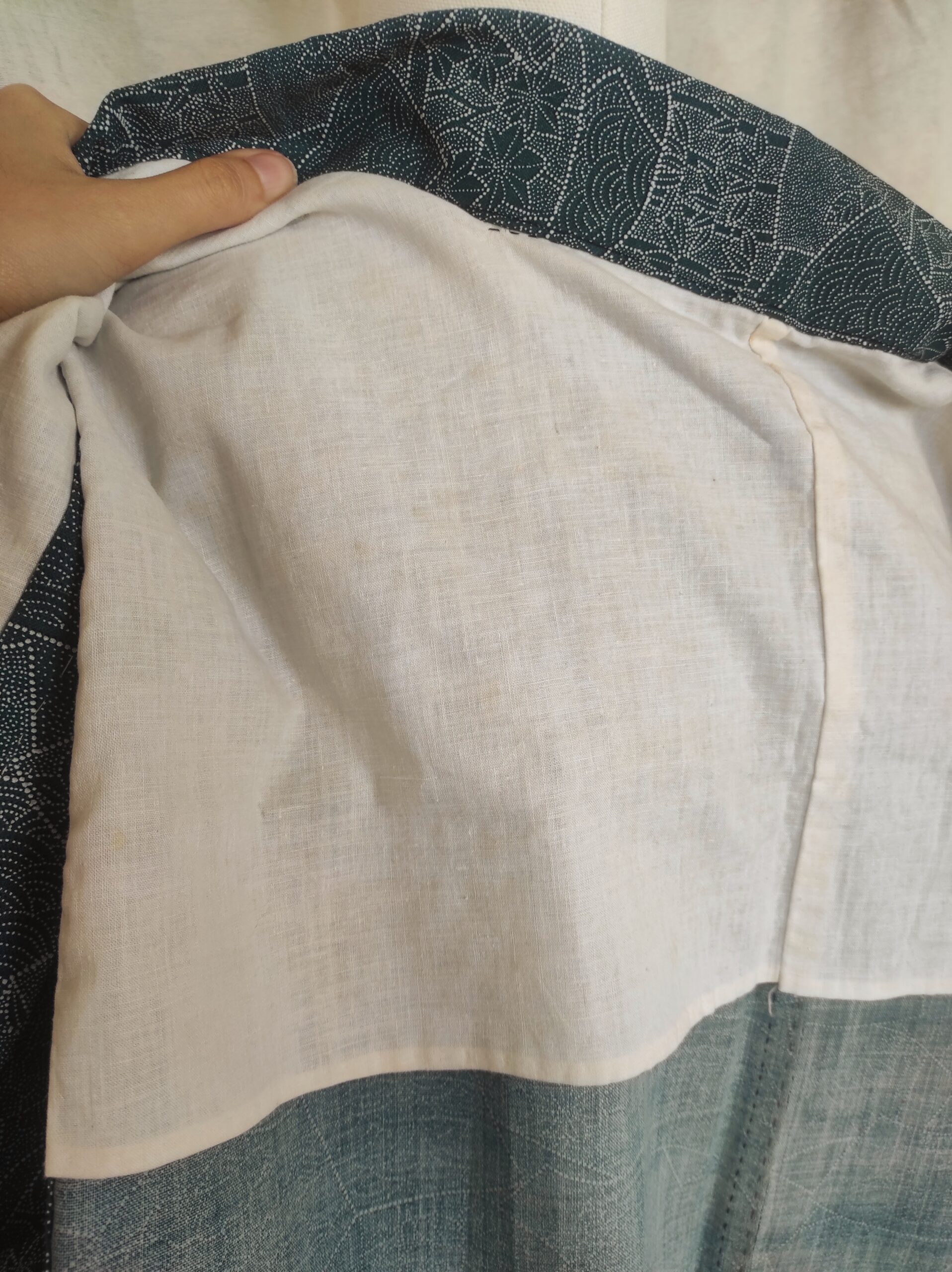 Photo de la doublure d'un kimono de laine bleu, doublure en coton blanc