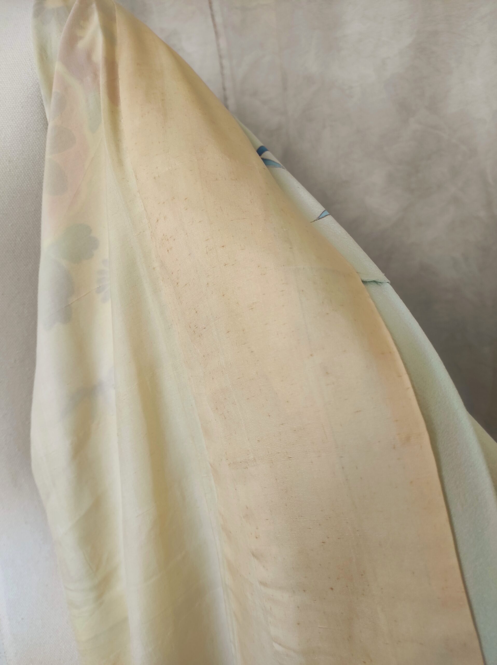 Photographie de la doublure crème d'un kimono japonais vintage de soie bleu