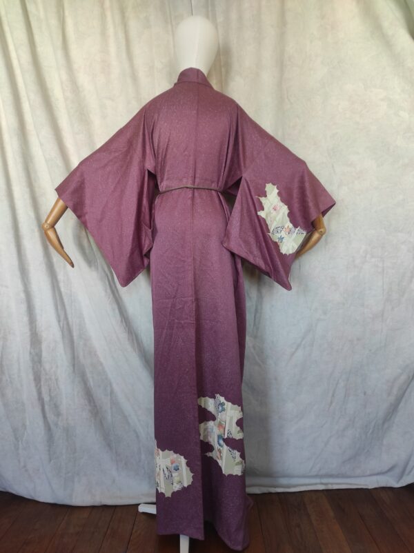 Photographie d'un dos de kimono traditionnel japonais fait de soie violette et peint à la main