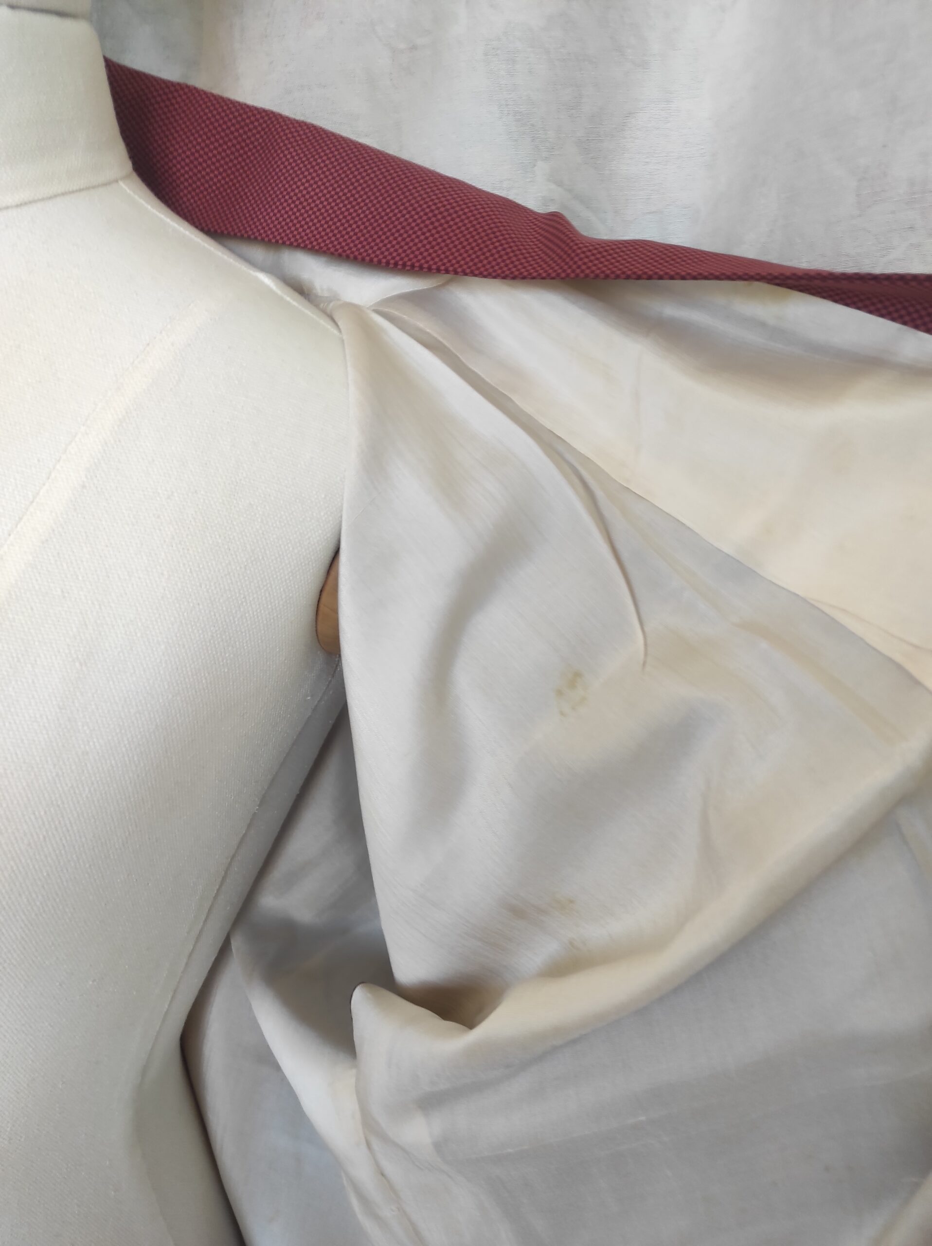 Photo de la doublure d'un kimono japonais vintage de soie rouge et de son intérieur de soie blanche