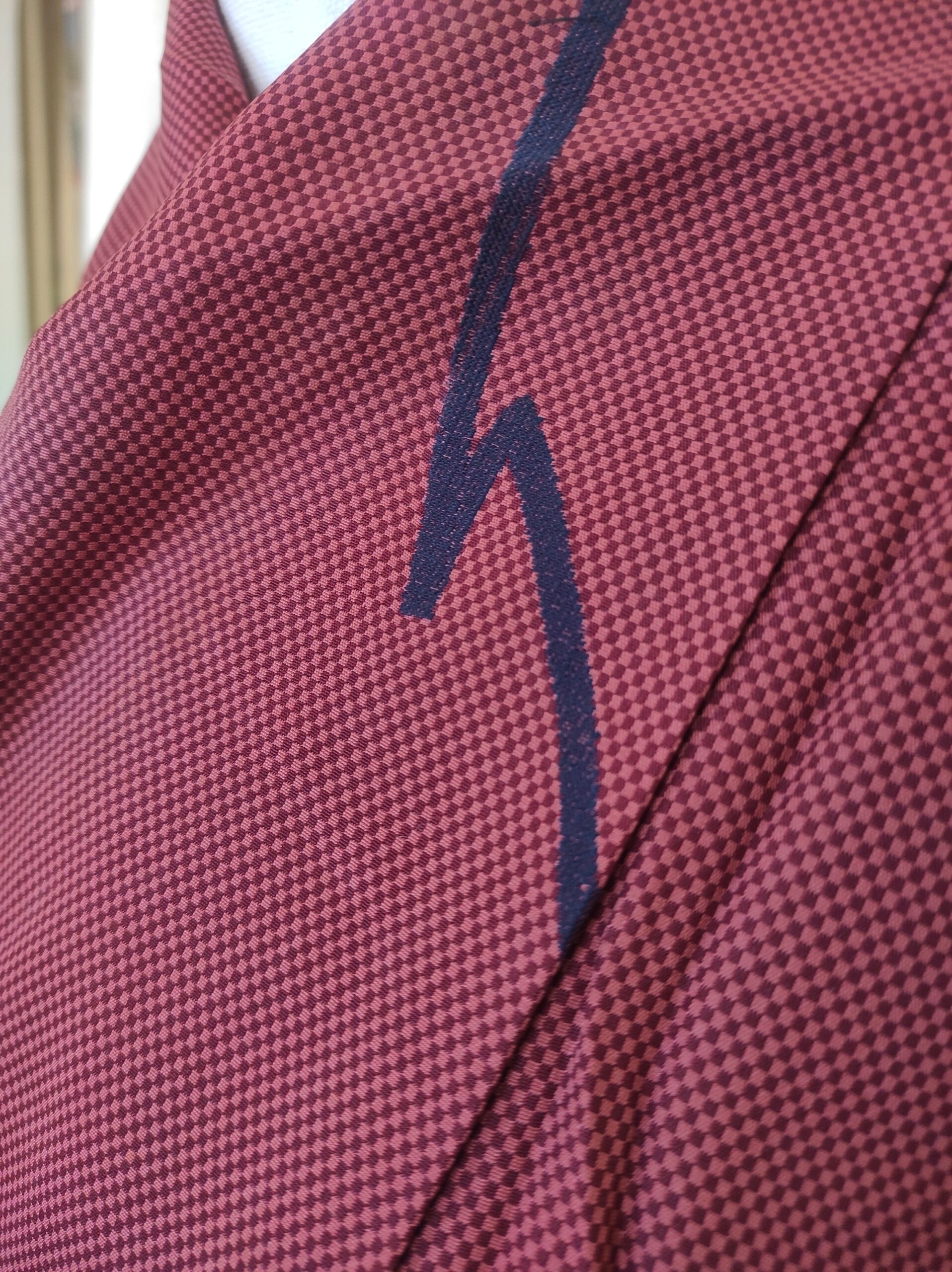 Photo détaillée d'un kimono japonais vintage fait d'un tissage de soie rouge