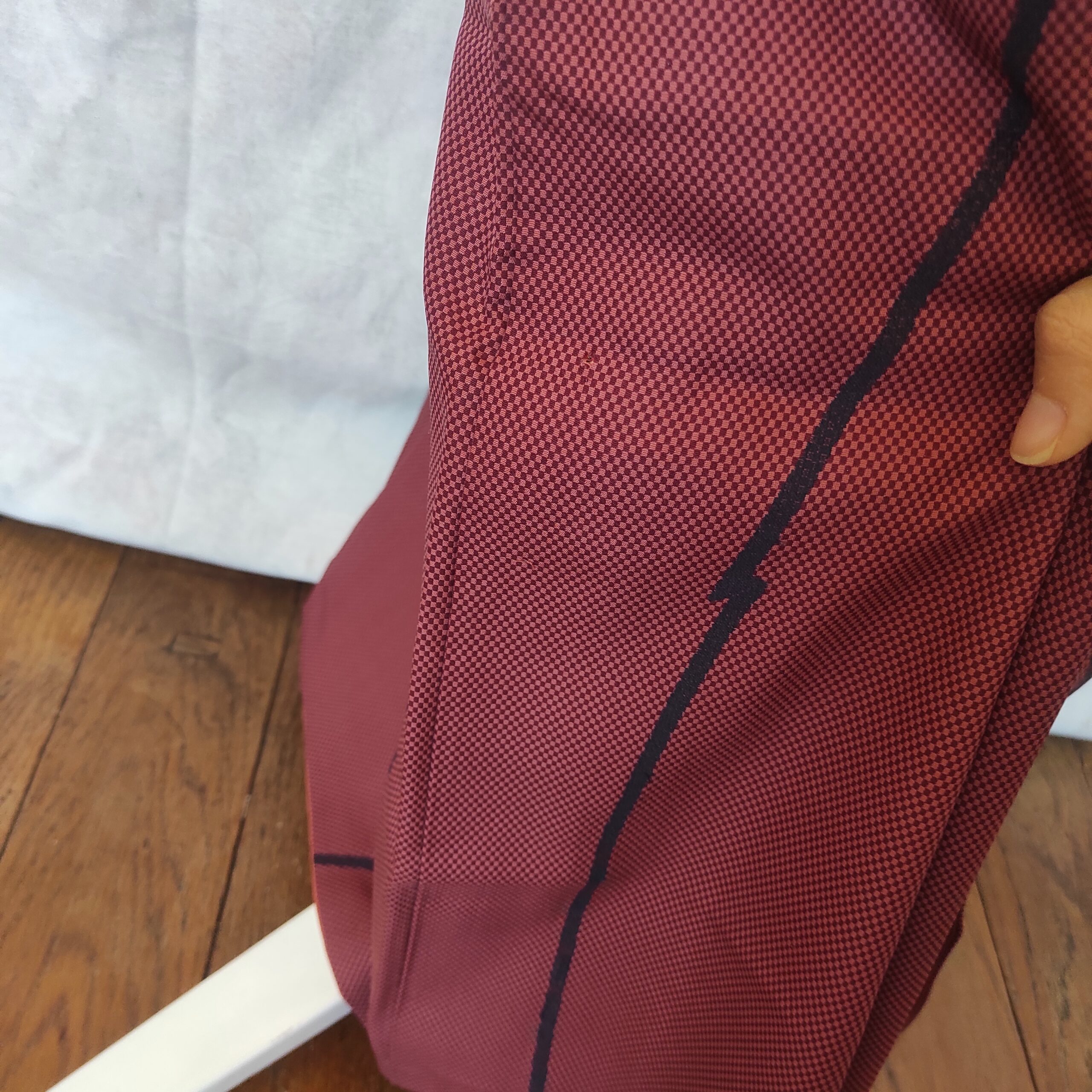 Photographie du bas d'un kimono de soie rouge et noire et à motif géométriques