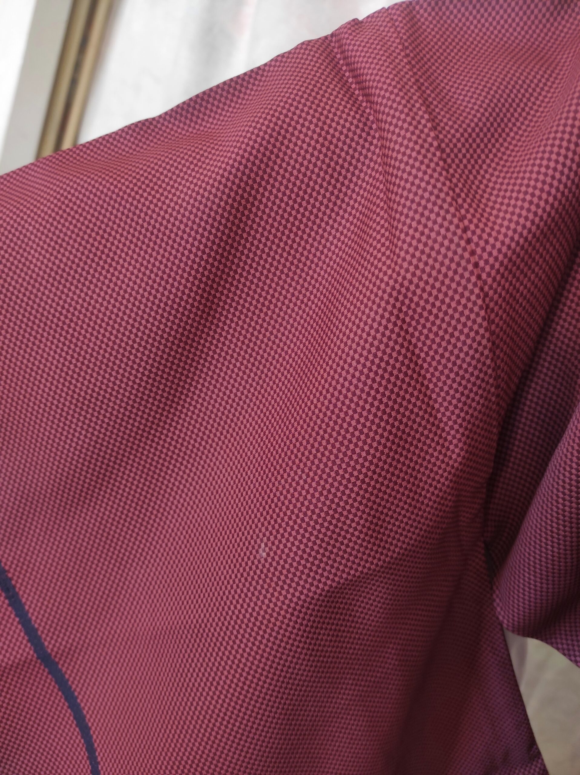Photographie de la manche d'un kimono japonais vintage en soie bordeaux composé de petits carreaux vichy