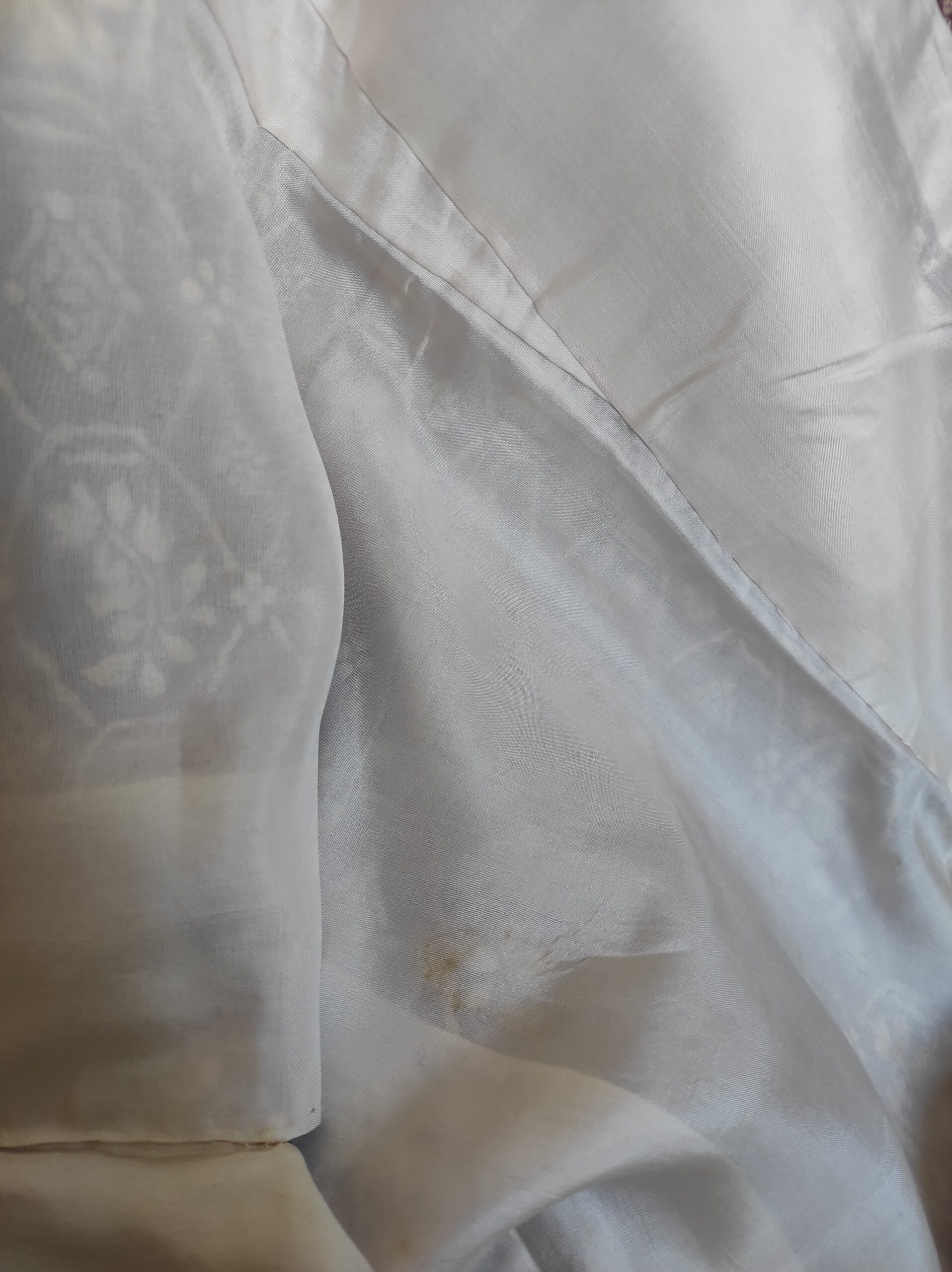 Photo de l'intérieur d'un kimono de soie rouge et de sa doublure faite de soie blanche