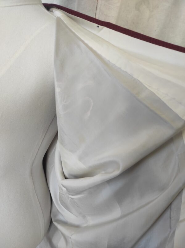 Photographie de l'intérieur d'un kimono et de sa doublure de soie blanche
