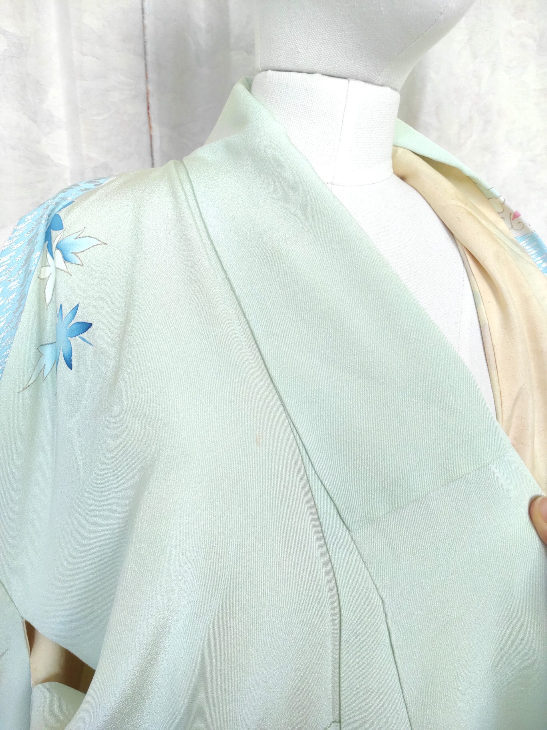 Photo d'un kimono de soie bleu vert d'eau comportant des peintures faites main