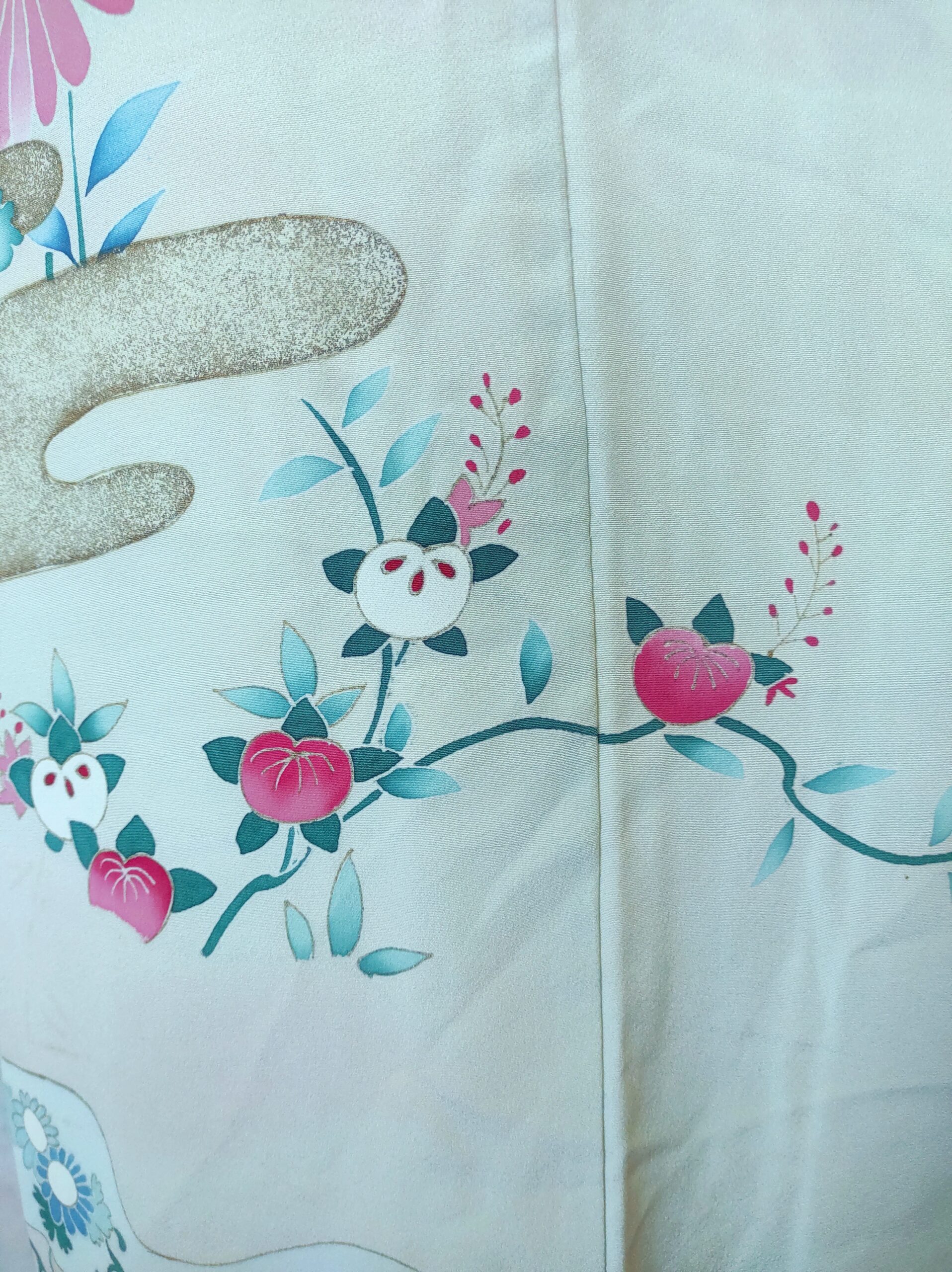 Photo close-up d'un kimono de soie bleu sur lequel est peint à la main des motifs d'agrumes, citrons et tachibana