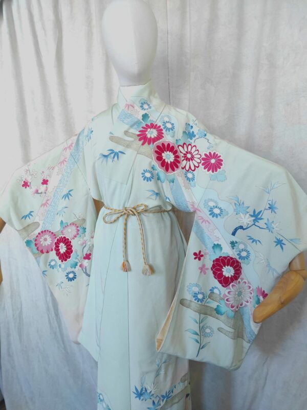 Photo d'un kimono japonais vintage comportant de la peinture sur soie, de la broderie et des motifs traditionnels